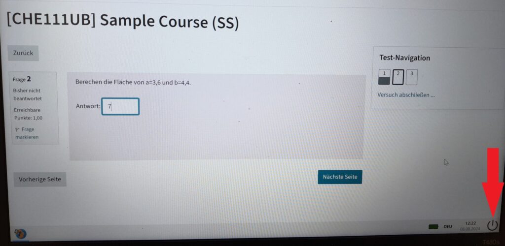 Das ist der Vollscreen-Modus im Safe Exam Browser. Man sieht eine Prüfungsfrage. Rechts unten ist der Ausschaltknopf, der mit einem roten Pfeil markiert wurde. Links davon ist der Neuladen-Pfeil und die Uhrzeit sichtbar.