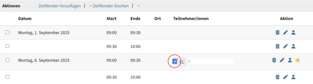 Liste der Zeitfenster, bei einem gebuchten Termin ist in der Spalte der Teilnehmer/innen ein blaues Häkchen gesetzt.