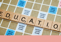 Scrabble-Board mit dem Wort "Education"